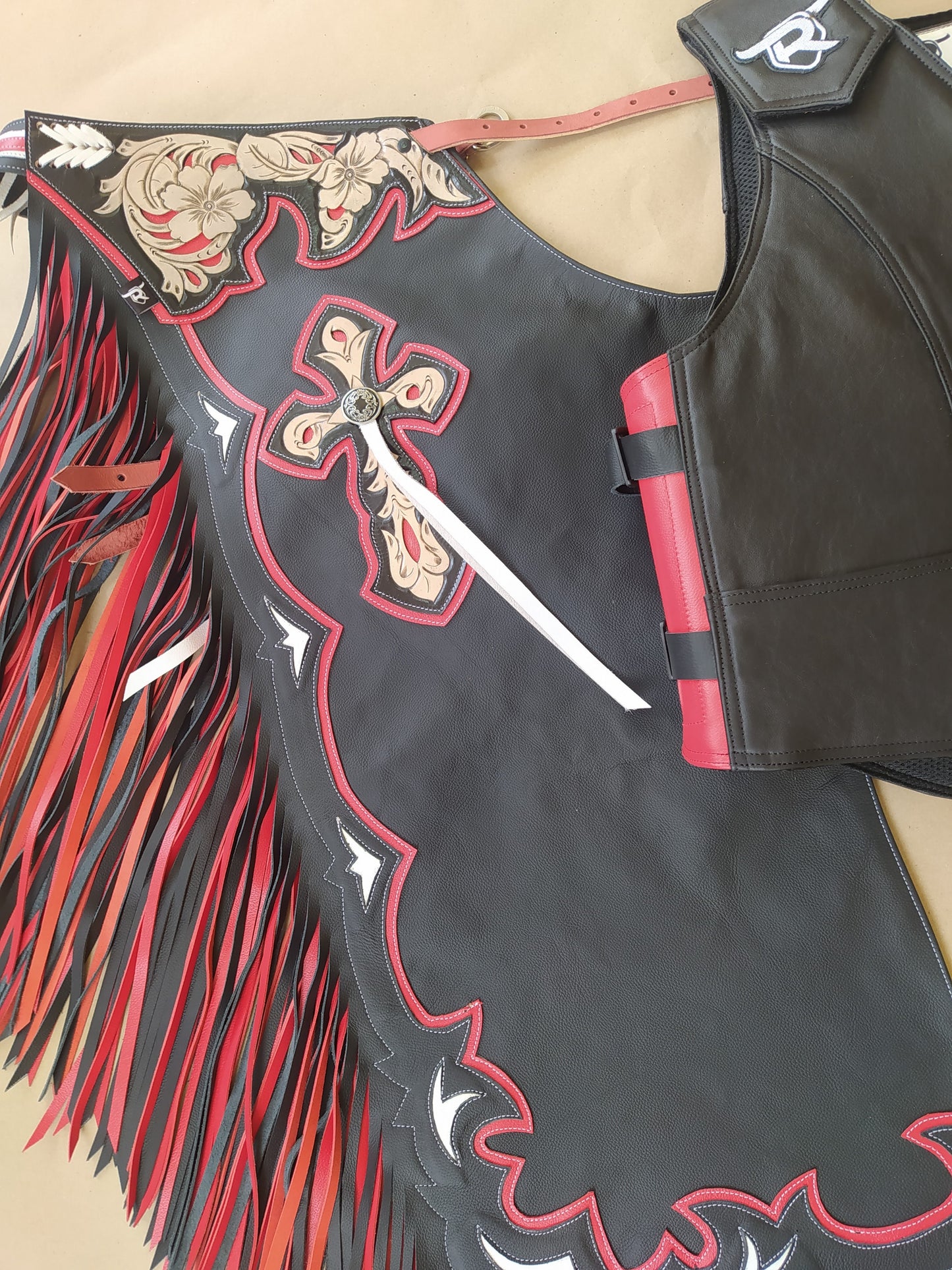 SET CHAPS AND VEST - RW300 DOUBLE FRINGE - BLACK/RED - Rodeo Wins