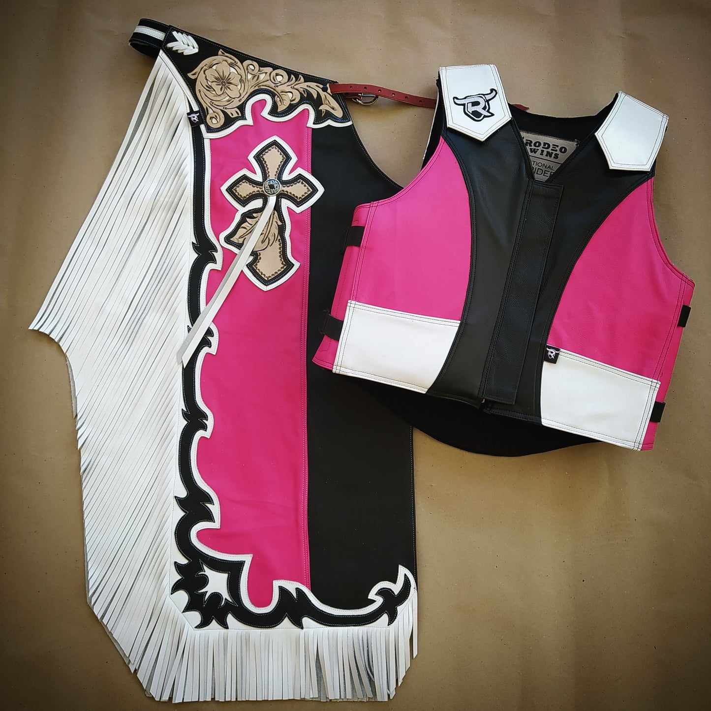 SET CHAPS AND VES RW300 - RODEO - BULL RIDING - Rodeo Wins