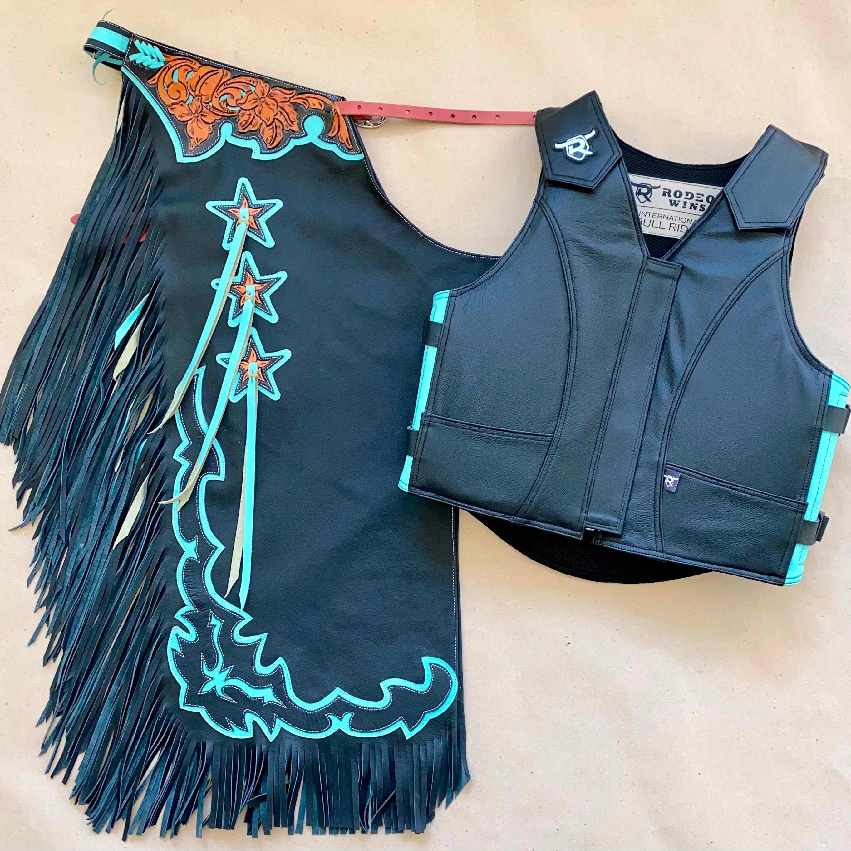 SET CHAPS AND VEST - BLACK STYLE - BULL RIDING - RW03 – Rodeo Wins